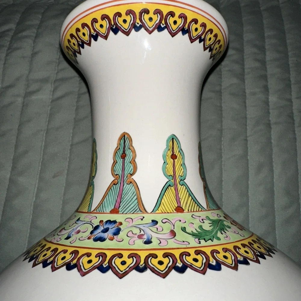 Chinese famille Rose Vase Dating Back‎ To Qing Dynasty Or Early Republic Signed